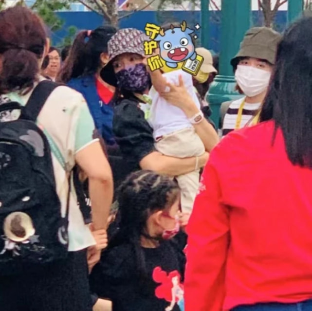 章子怡被儿子抢签名笔直呼小捣蛋，弟弟亲吻妈妈电影海报萌化了