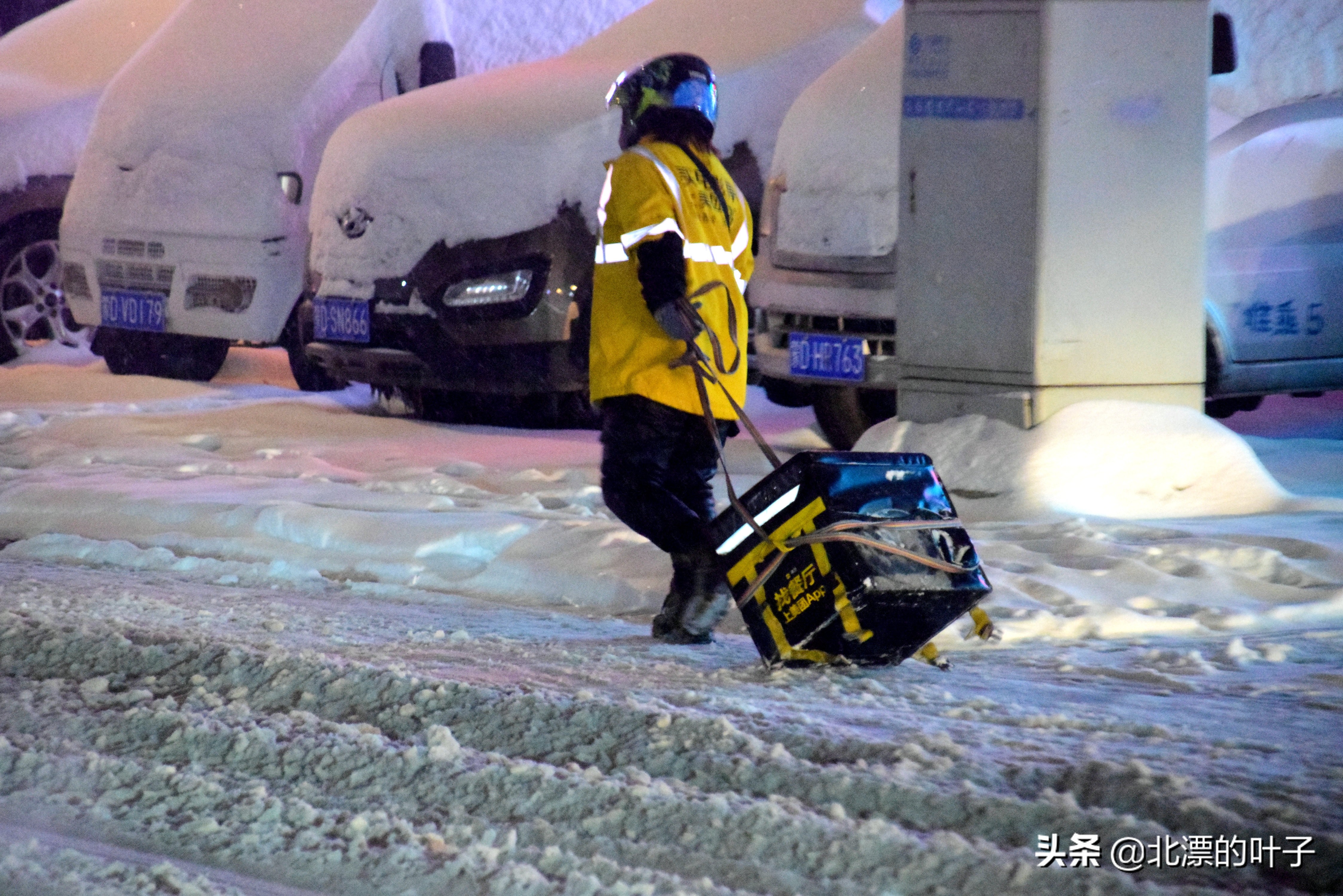 大雪之中，女士拖着箱子去送外卖，箱子坏了，恳请王兴不要扣她钱