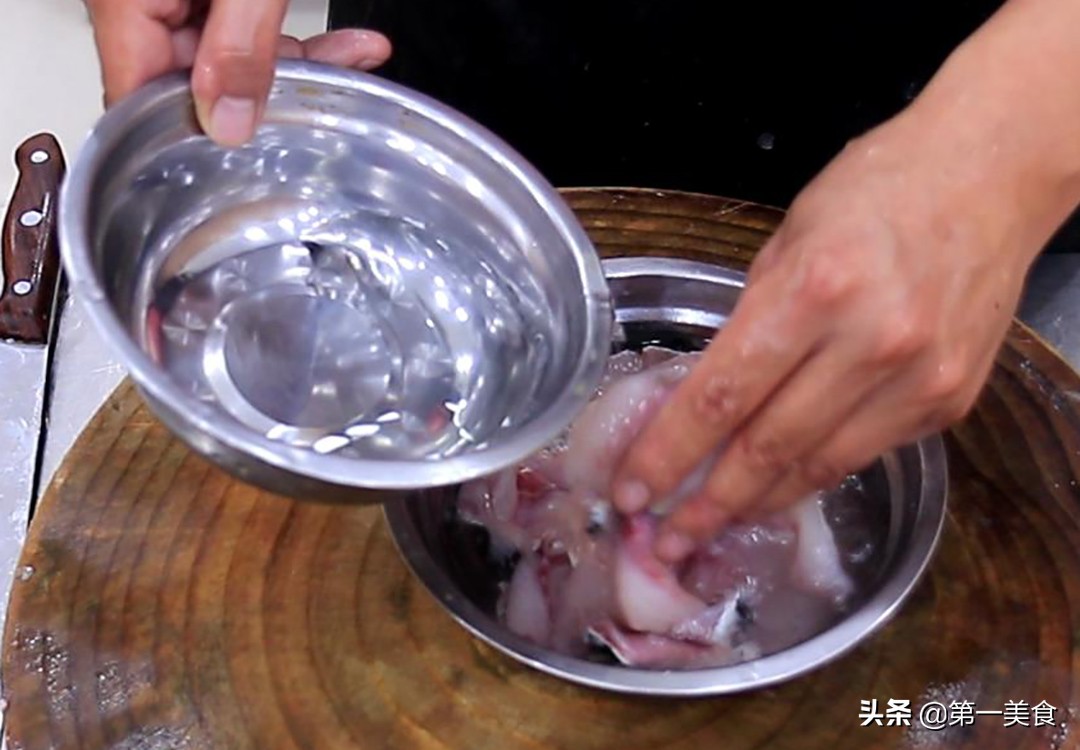番茄鱼怎么做去腥（番茄鱼这样做鱼片滑嫩如豆腐）