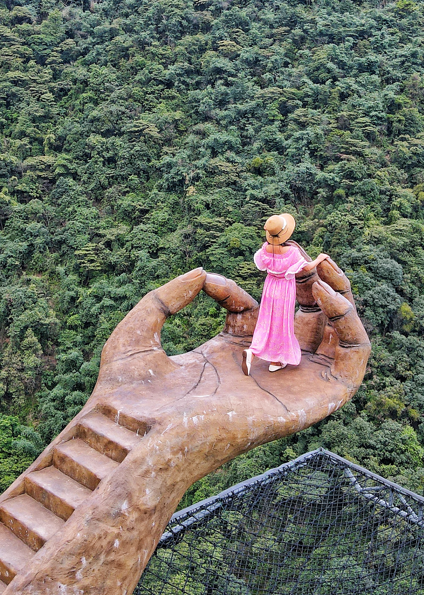 佛手梯,离天空只有一手距离,使通天神掌它一举成为清远古龙峡最火的