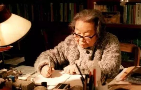 她是中国的哈佛大学校长，被誉为中国“半导体之母”