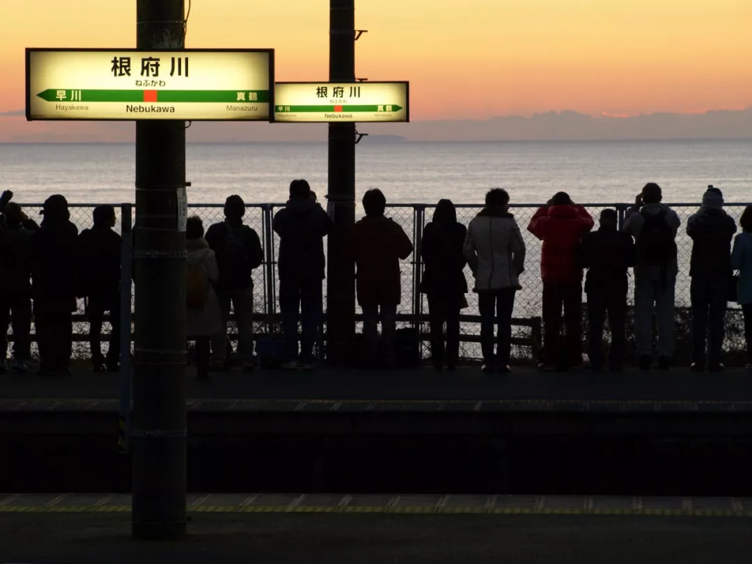 日本最好看的海，都藏在这些车站里