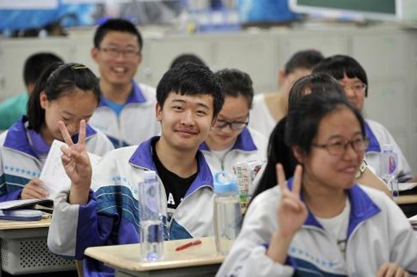 高三学生回家手机不离手，家长担心沉迷游戏，私自查看后心情复杂