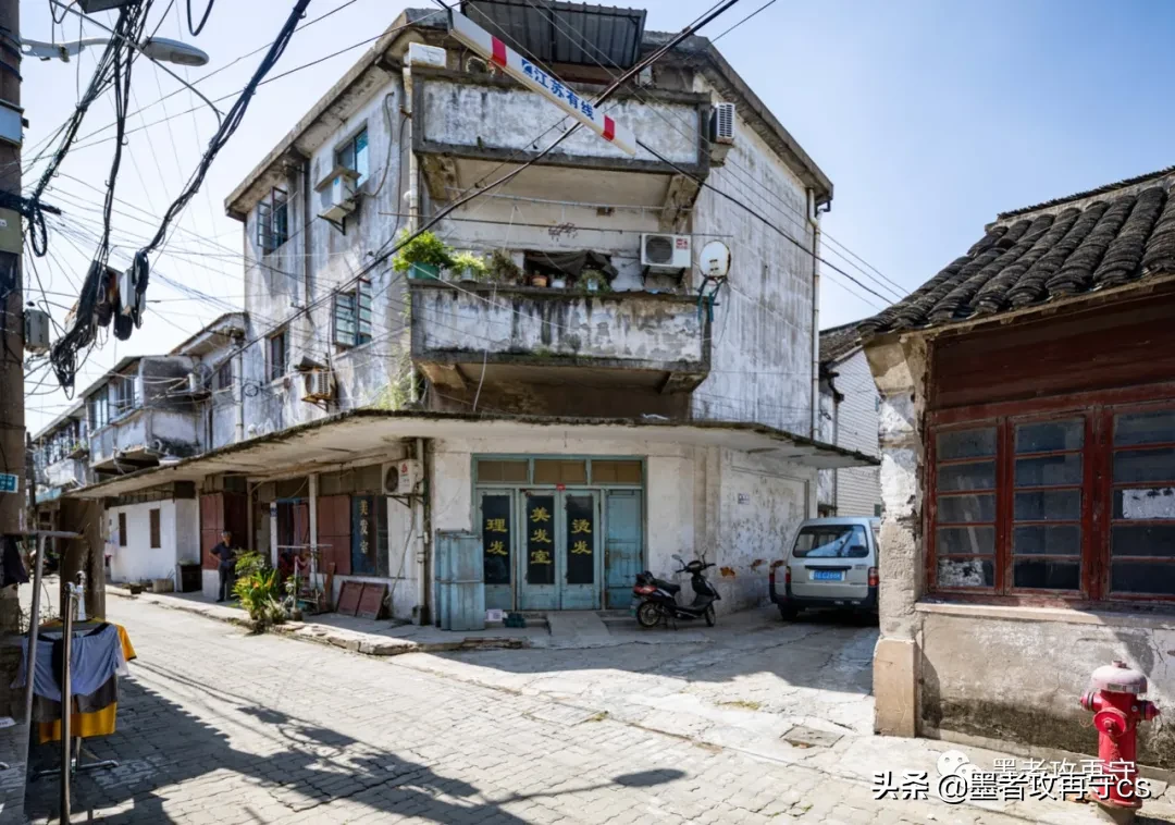 曾经的一个大镇,可追溯的历史也很久远,位于市区东南方向,素有常熟