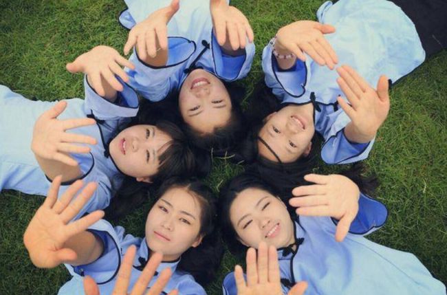 大学生花式秀“毕业照”，画面太美太别致，男同学请C位出道