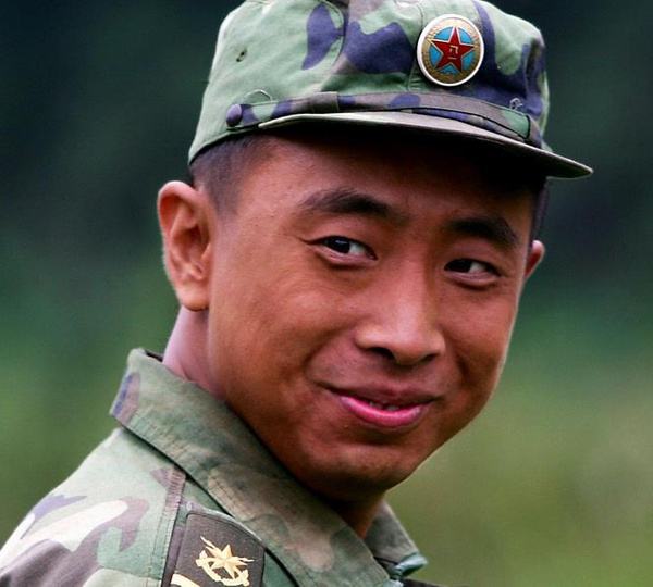 范雷老婆(范雷:4次登陆春晚,拜黄宏为师,与网恋女友相爱20年,现状怎样