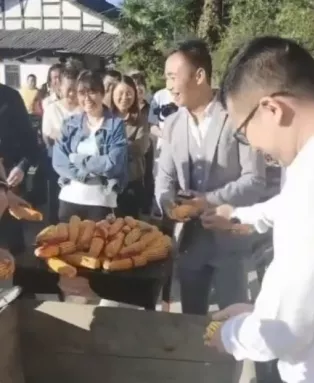 【8点见】警方回应“男子开兰博基尼逆行中辱骂路人”