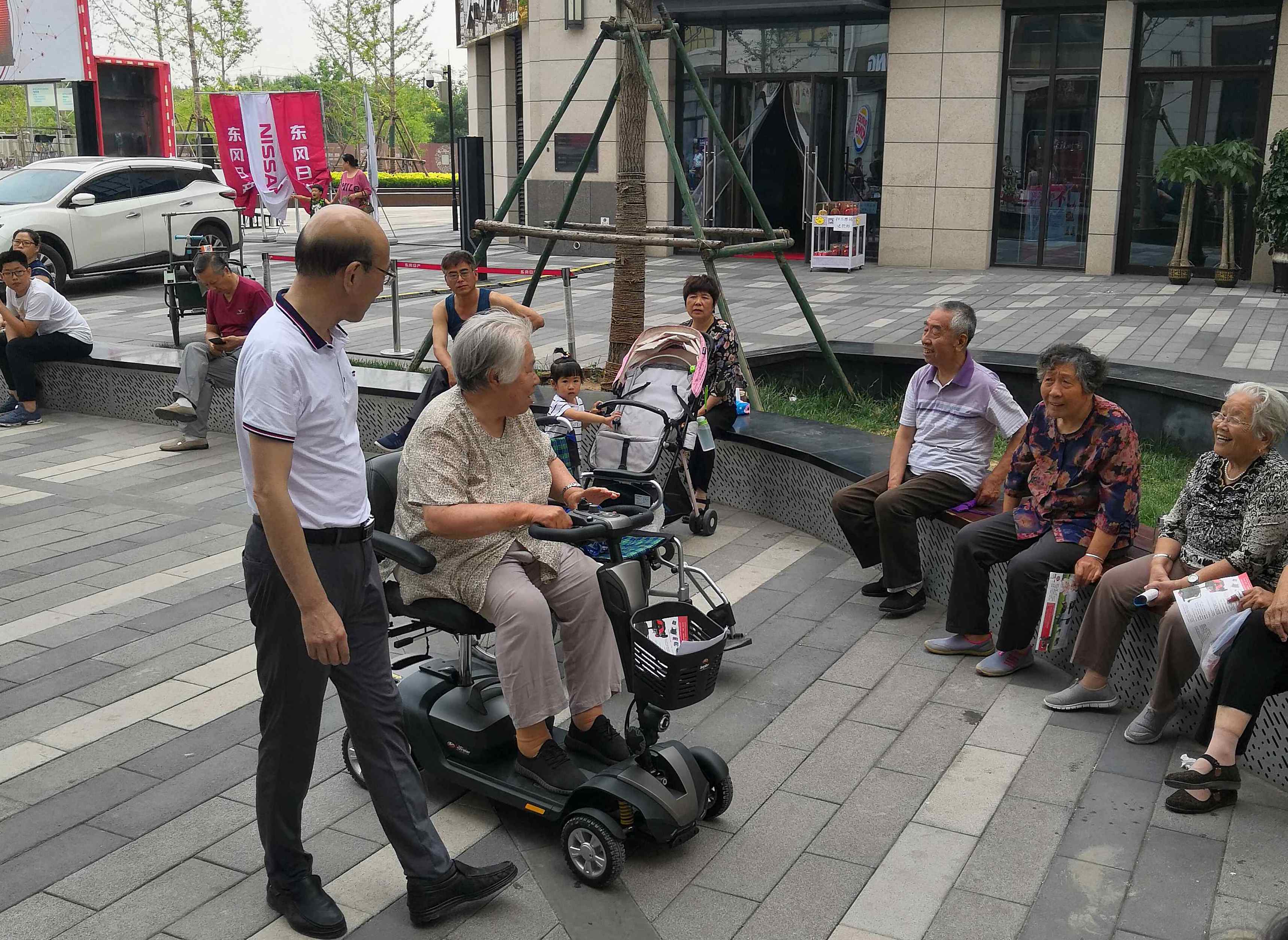 让父母的天空不只是天花板 - 开天乐陪伴父母出行