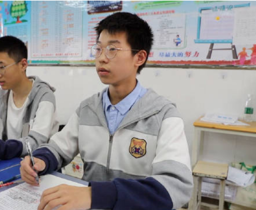 天才少年15岁被985大学录取，毕业直接是硕士，参加中考为陪同学