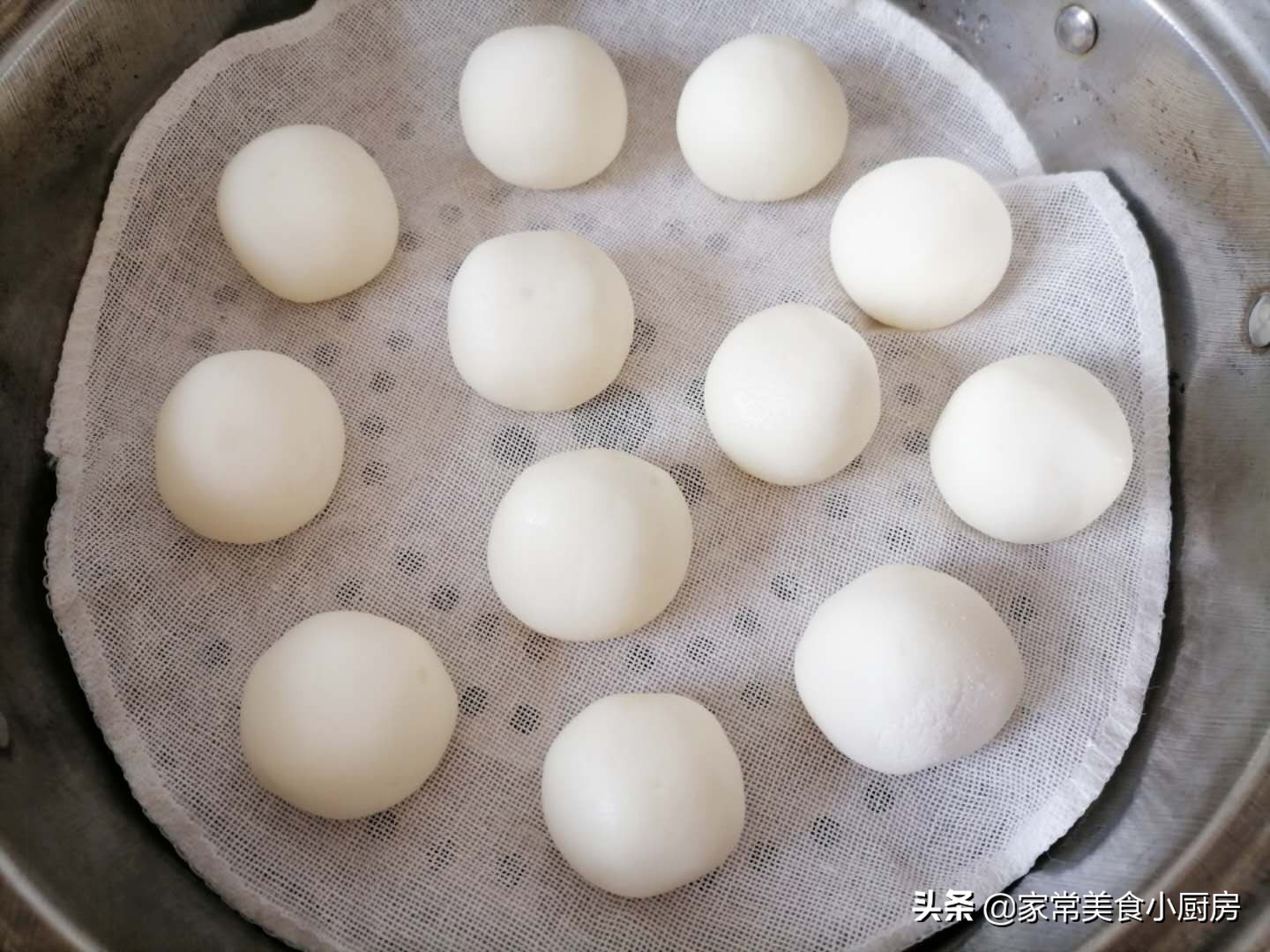 立夏後鮮土豆便宜又好吃,做成水晶小饅頭,軟糯q彈,孩子吃不夠