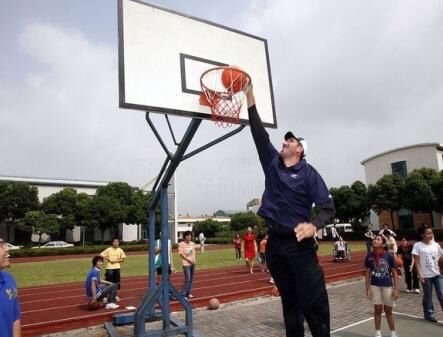 中锋塔克法尔为什么退出nba(站着就能扣篮？绿军2米31巨人脚离地5cm灌篮，比博班还轻松)