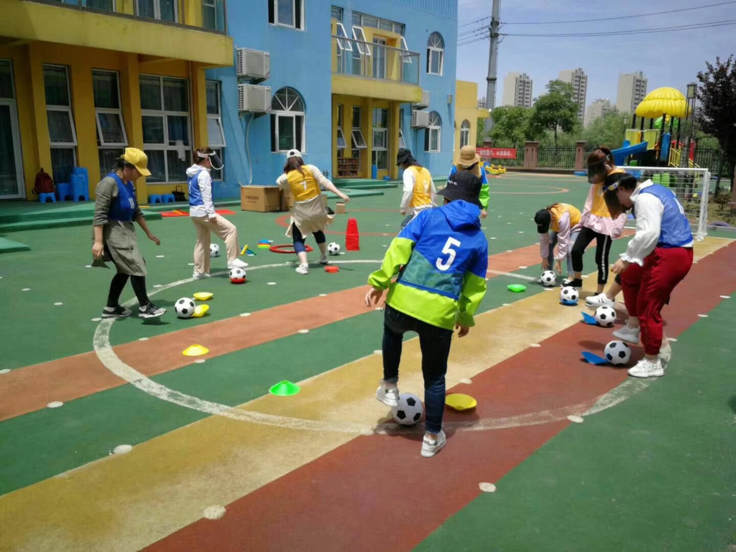 中班户外活动足球教案(重游戏而轻竞技，幼儿园的足球活动就该这么“玩”)