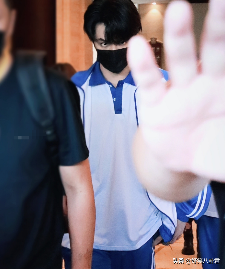 刘耀文穿校服录《萌探》，与小宋组校草组合，同期女生颜值也爱了