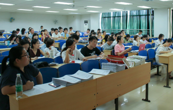 3类大学生毕业可直接成公务员，无需参加考试，妥妥的“铁饭碗”