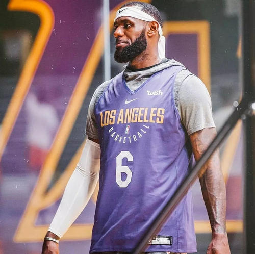 nba球衣為什么禁穿（NBA被禁止穿戴的裝備：韋德牌創可貼被禁，詹姆斯被針對兩次）