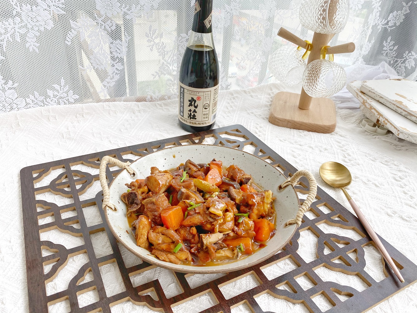 香菇烧鸡怎么做最好吃（2个小妙招香菇烧鸡鲜嫩美味）