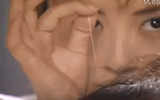 长着一张人畜无害的脸，不靠烟熏妆也是最强反派，这些甜妹太飒了