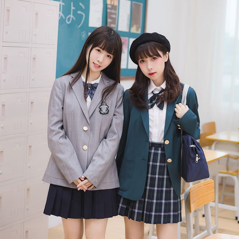 “学院风”汉服长什么样？不仅简约时尚，还很保暖，高级感十足