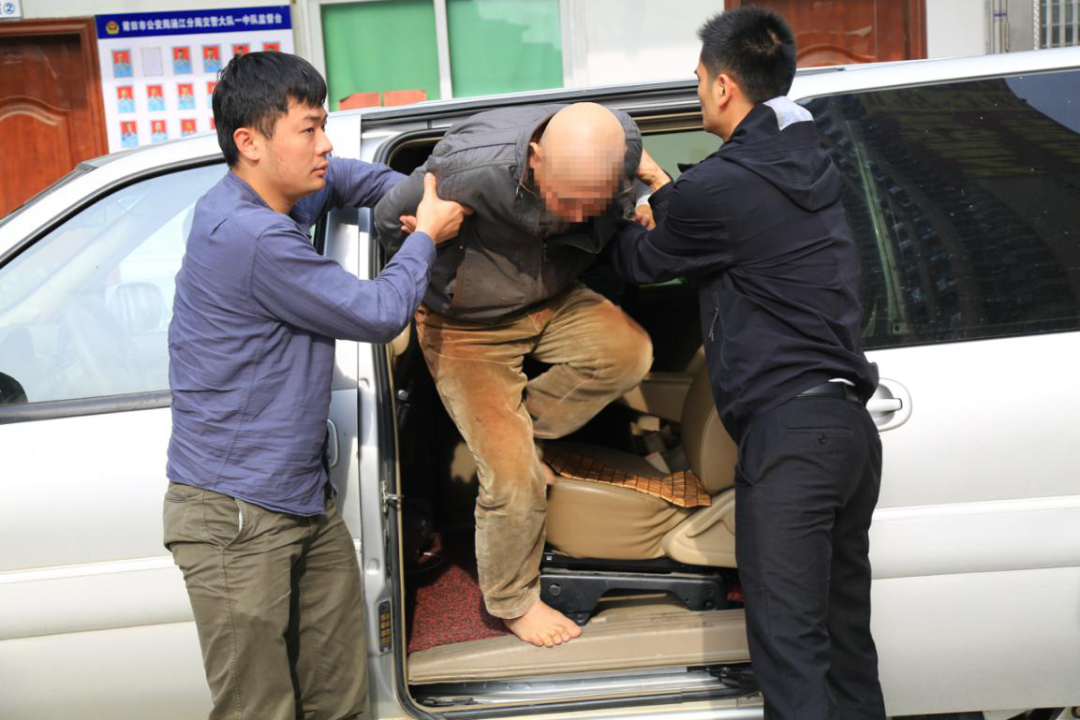 他说要看病，持刀走进医生家中杀了3个人
