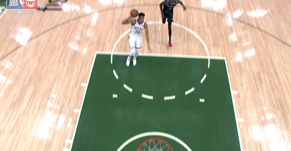 NBA罚球线（字母哥罚球线起跳扣篮，不禁想起詹姆斯当年同样逆天！谁更具美感）