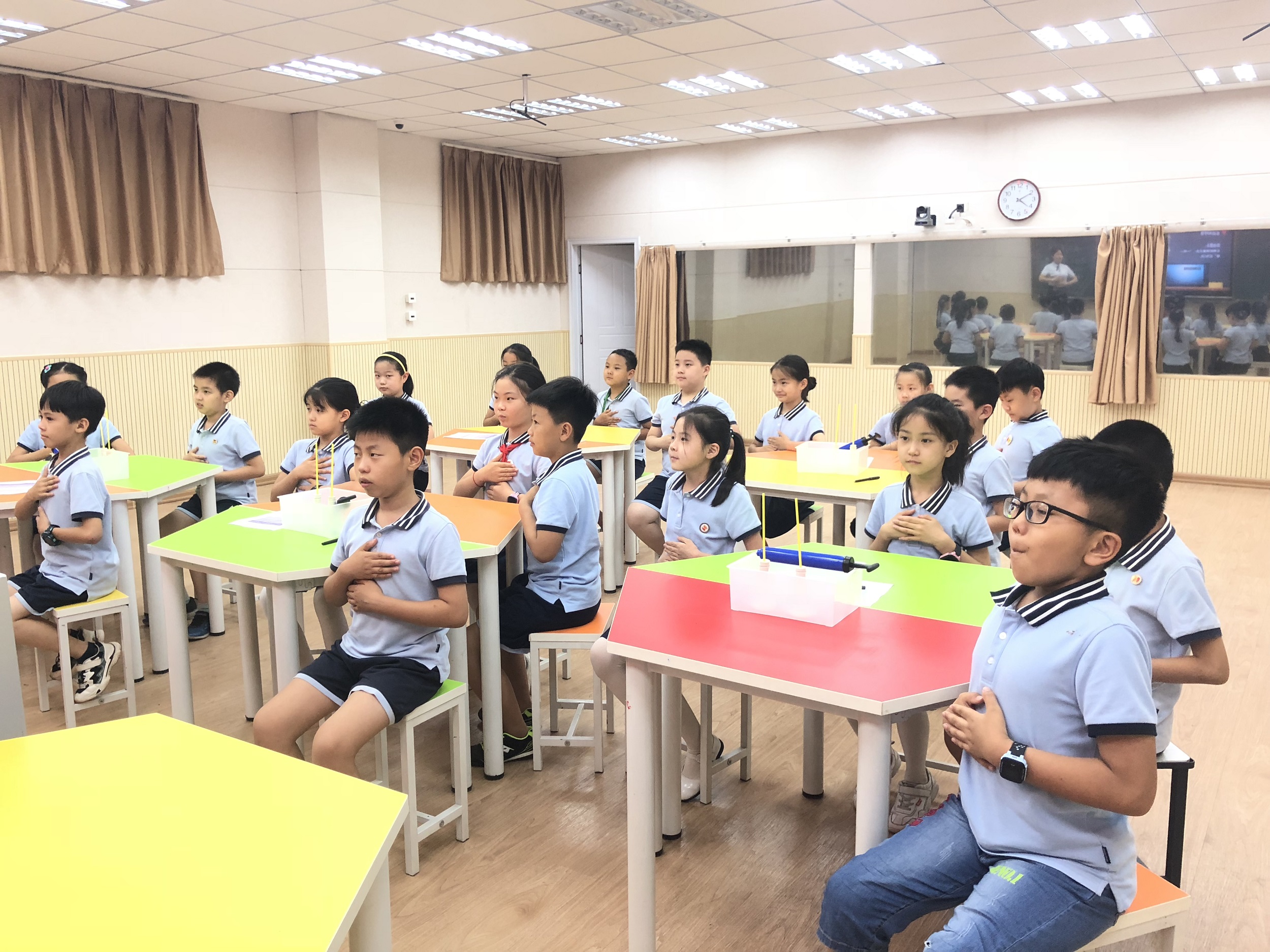 小学生被罚写“爷”字，家长看后哭笑不得，网友：爷爷戴墨镜了？