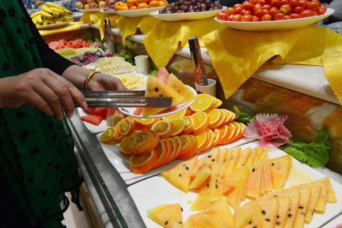 自助餐是文明和野蛮的。今天的自助餐是发明的Viking的非法行为？