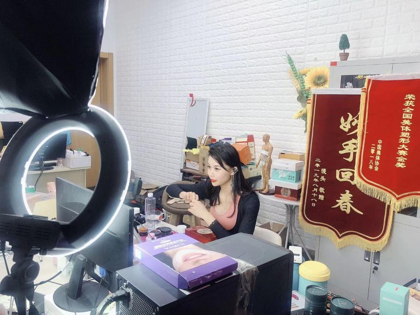 从跑龙套到丰胸主播，东北女尝遍丰胸燃脂法，靠卖保健品月销20万