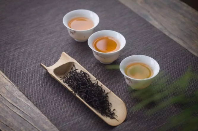 这些与茶相关的唯美句子，总有一句打动你心