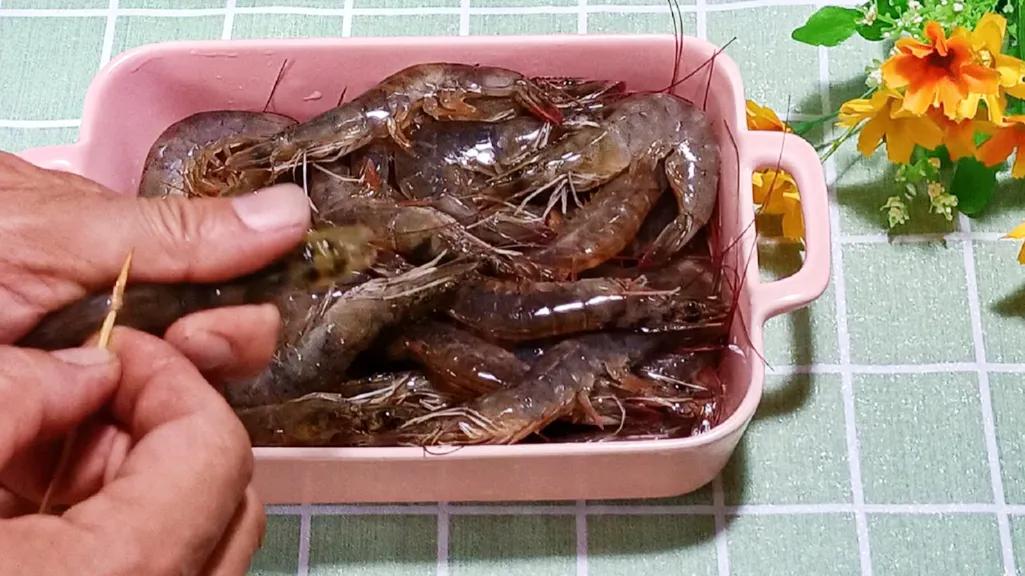 基围虾怎么去虾线（4个步骤教你简单去除虾线）