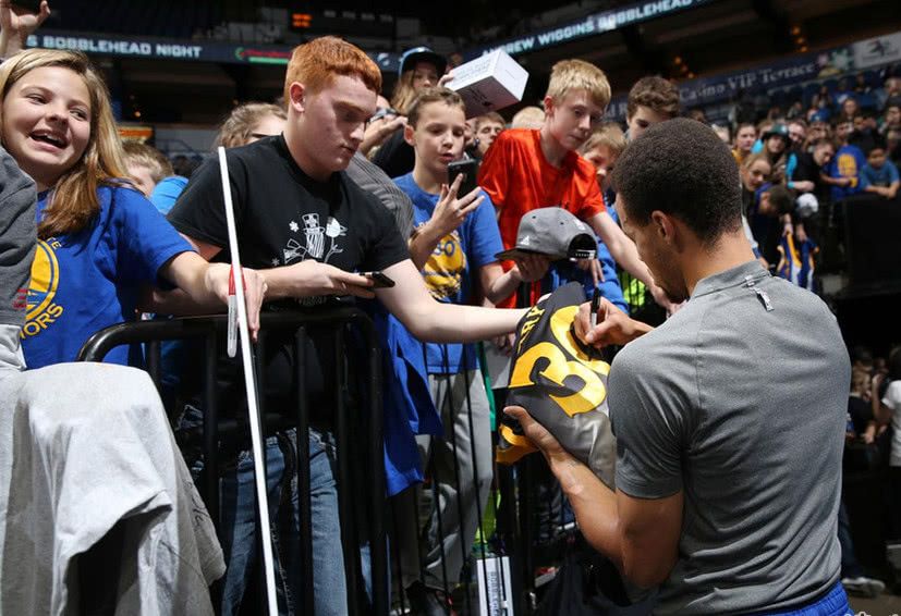 nba为什么只送鞋不送鞋垫(球星赛后都送啥给球迷？詹姆斯送天价签名鞋，却不舍得送一双鞋垫)