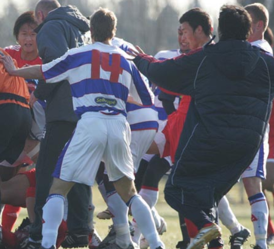 足球球员打架最严重的一次是(中国男足最耻辱的一场比赛：2人被打伤！陈涛眼眶骨折危及视力)