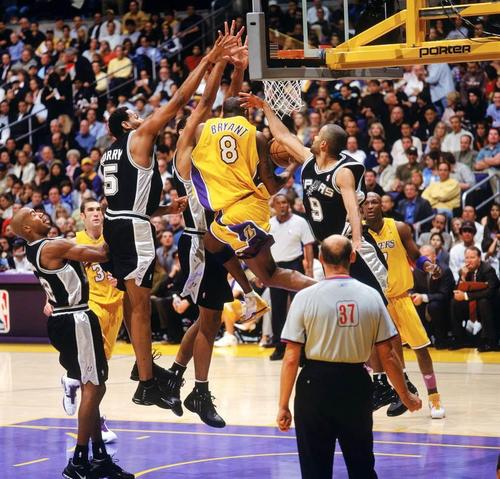 nba为什么不敢放科比投（为什么科比库里经常遇到战术包夹，而詹皇就没有这种待遇呢？）