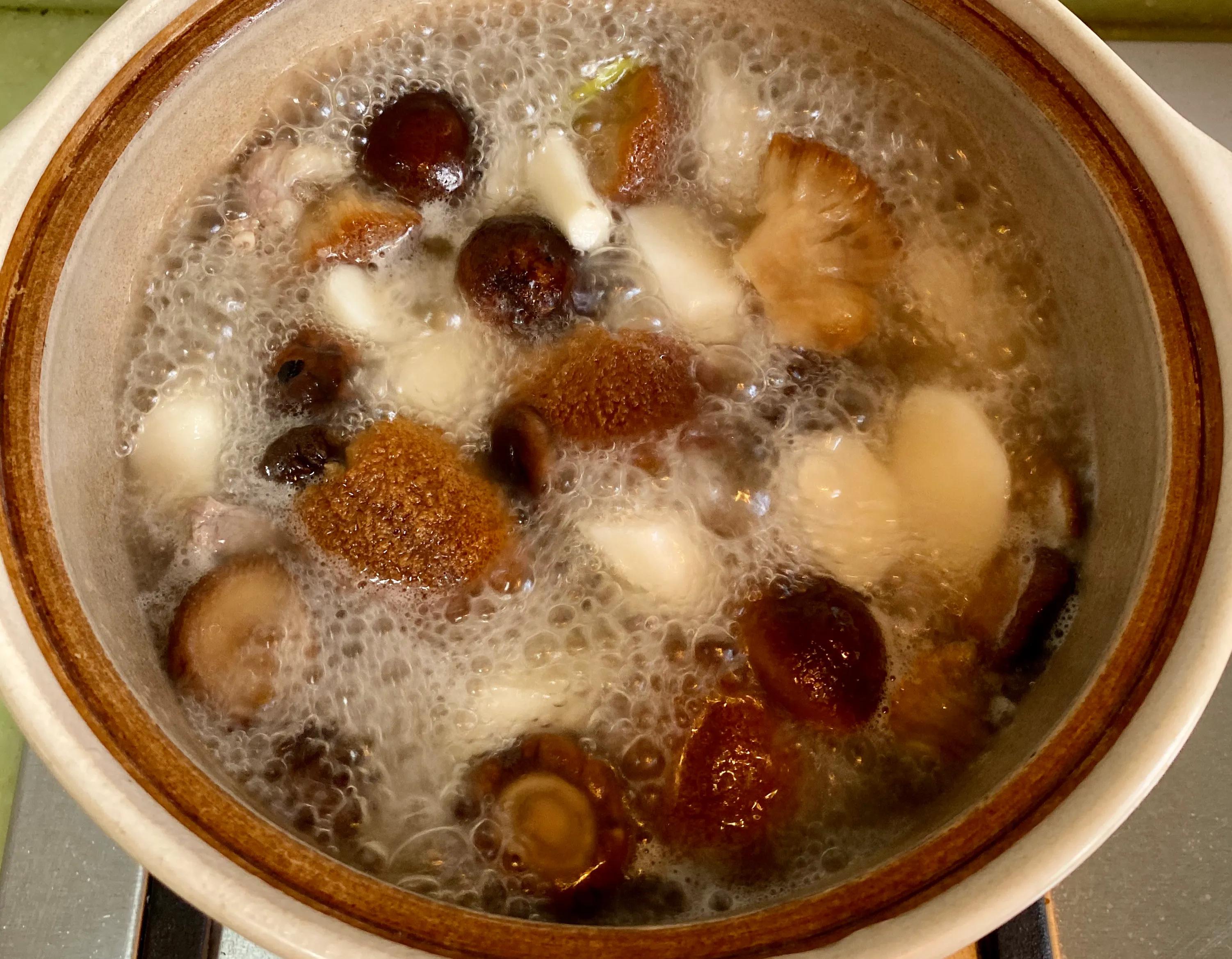 排骨汤里加上它,和两样干菌菇一起炖,味道鲜美香气袭人,要多喝