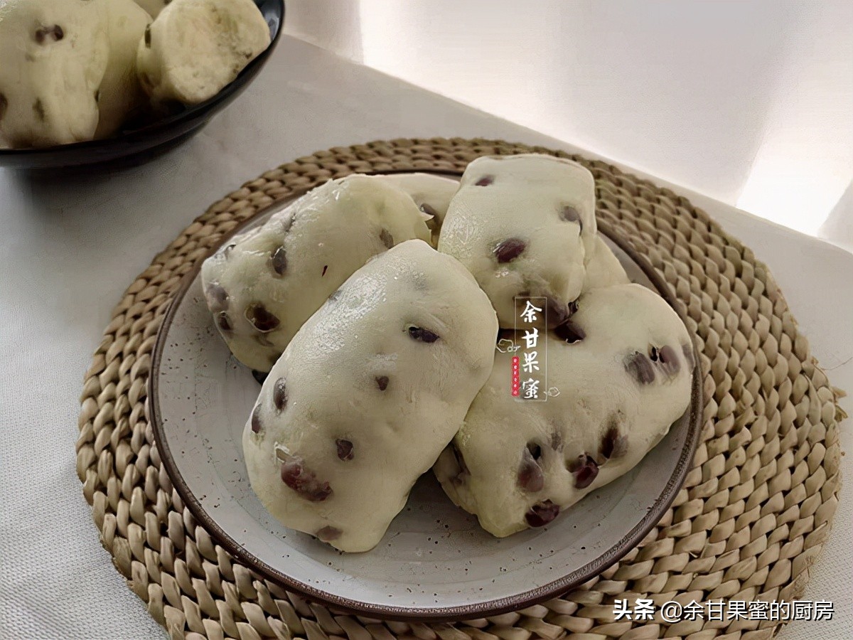 天冷了，用这方法制作发面团，加点红豆同蒸，早餐面食轻松上桌