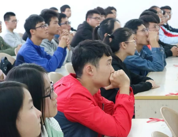 95后美女副校长走红，颜值与实力均在线，却因“学历”引发争议