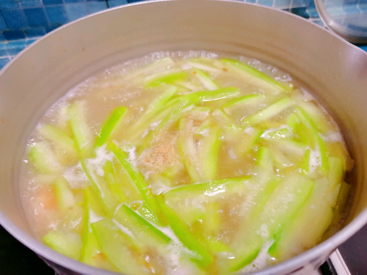图片[6]-【鲜虾丝瓜面】做法步骤图 营养好吃又解馋过瘾 孩-起舞食谱网