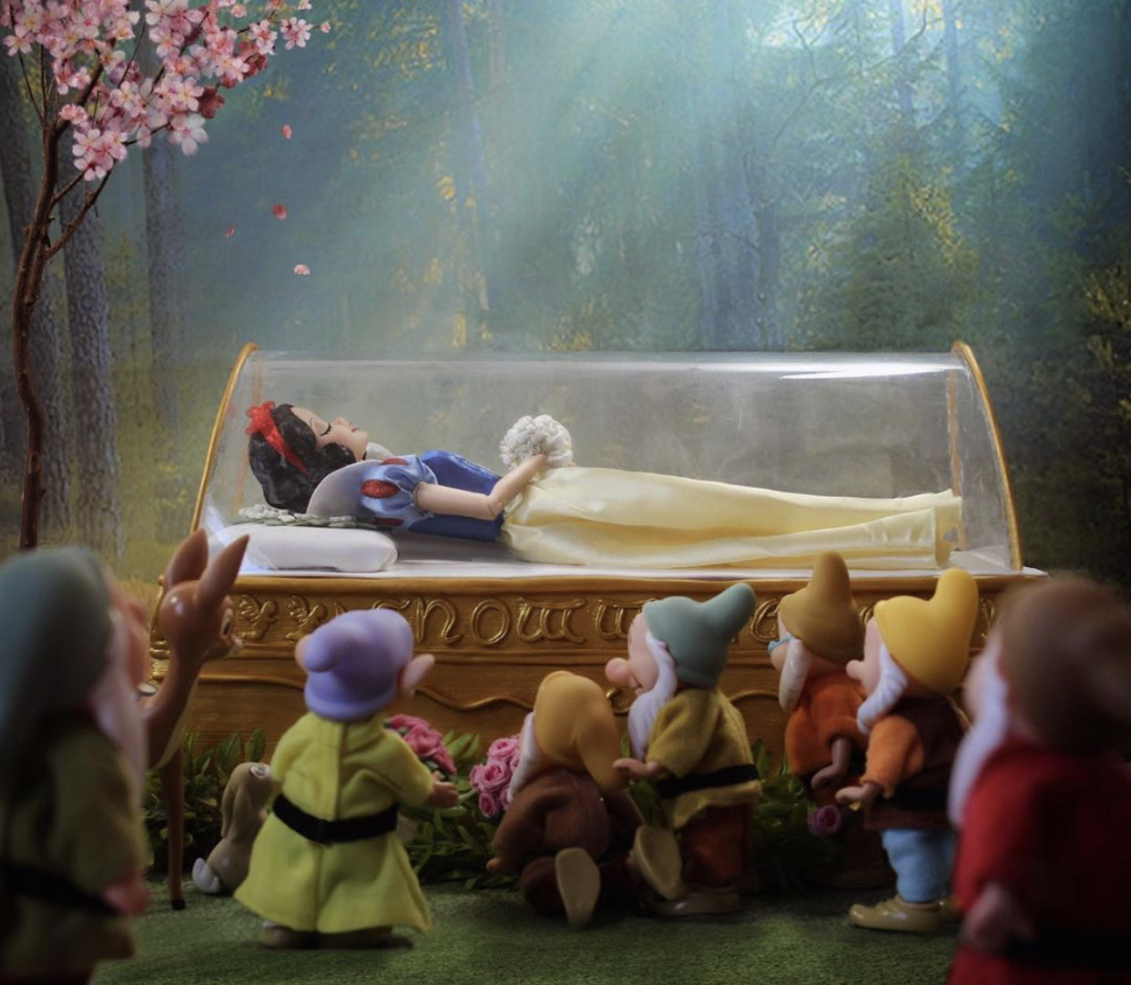 世界上睡水晶棺的人图片