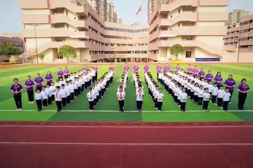 一年20万！在重庆上个小学也太贵了吧！不信来