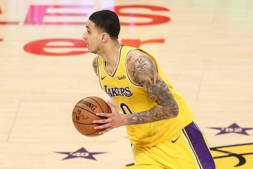 为什么nba球裤又变短(库兹马剪裤子！训练中所穿球裤被剪短一大截，衣服真没带够？)