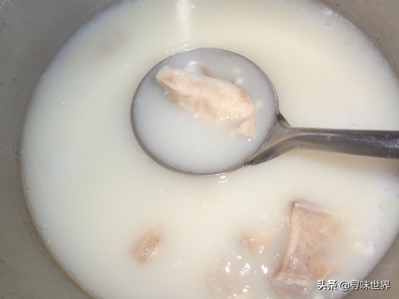 牛骨头汤的做法（手把手教你熬牛骨汤正确做法）
