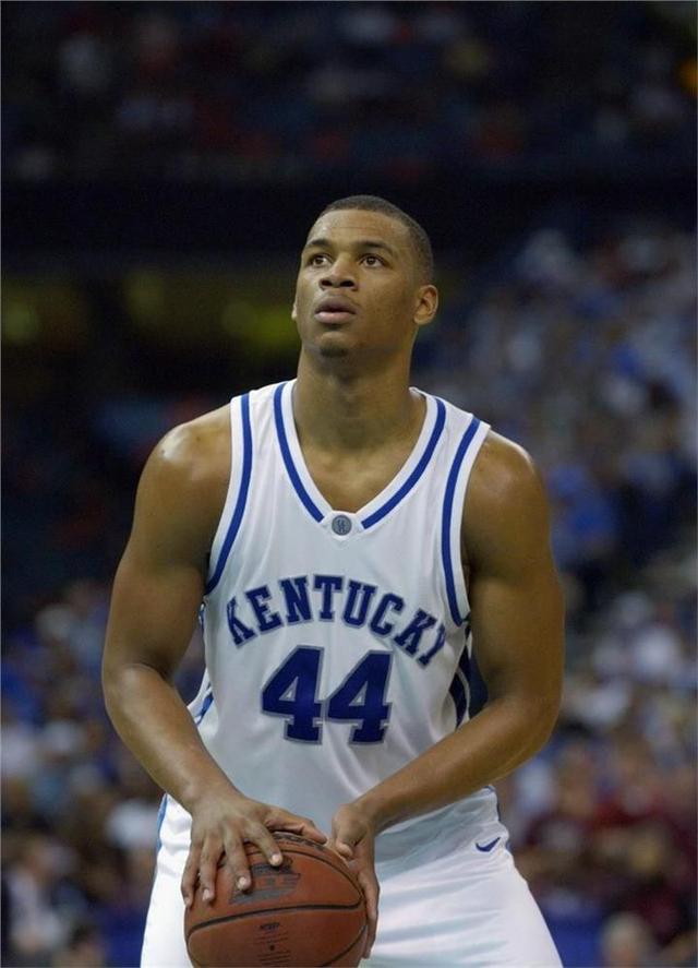 高中时期的海耶斯就是一个场均26分,19篮板,7助攻的内线球员,曾创造