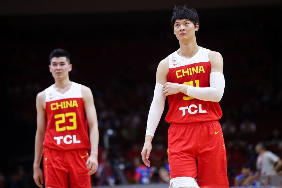 篮球世界杯首日看点</h2>

<p>　　首日最引球迷关注的比赛无疑是中国男篮与科特迪瓦的对决。作为东道主，中国男篮的目标是拿到东京奥运名额，小组赛首战至关重要。科特迪瓦是本小组实力相对最弱的球队，中国男篮的目标只有一个，那就是全力争胜。中国男篮上一次在世界大赛获胜，还是2010年的世锦赛，至今已经过去了9年，此后中国男篮遭遇了14连败，与科特迪瓦的比赛，也是中国男篮打破这一尴尬的最好机会。</p>

<p>　　<img alt=
