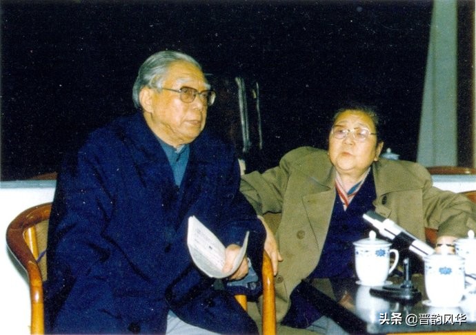 《夜读：精彩表演点燃心灵之光》