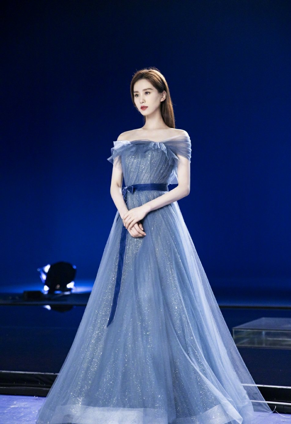 龙葵谁演的(刘诗诗一袭蓝裙梦回仙剑龙葵,皮肤白皙露直角肩,网友:仙女