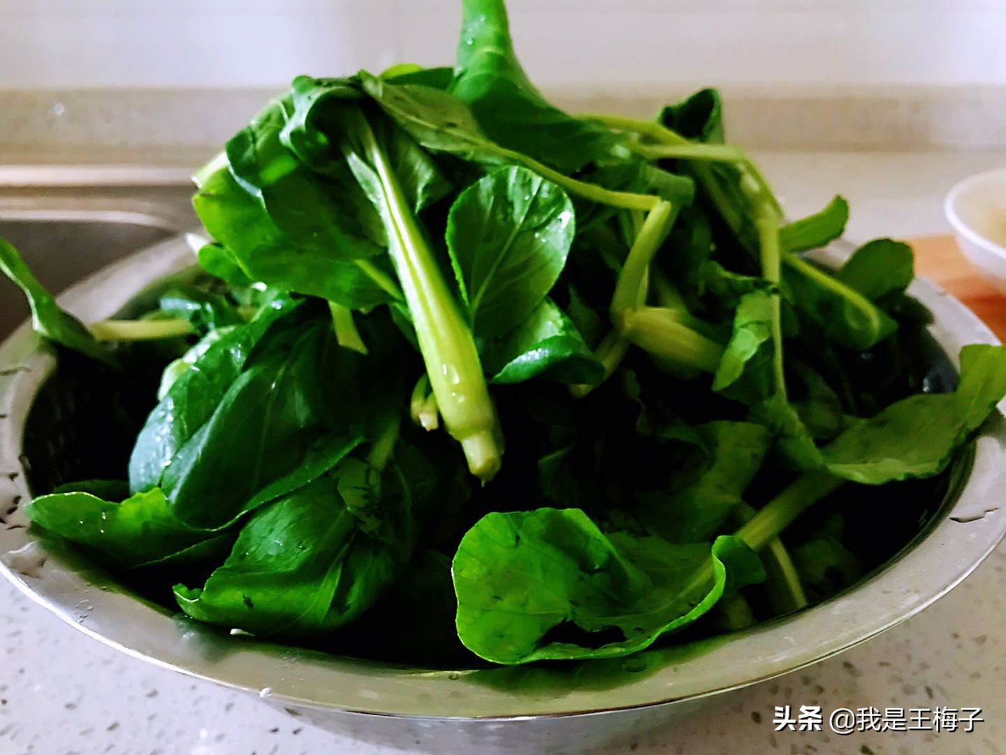 夏天，豆腐炒白菜比吃肉还香，我家隔三差五就做，一盘不够吃
