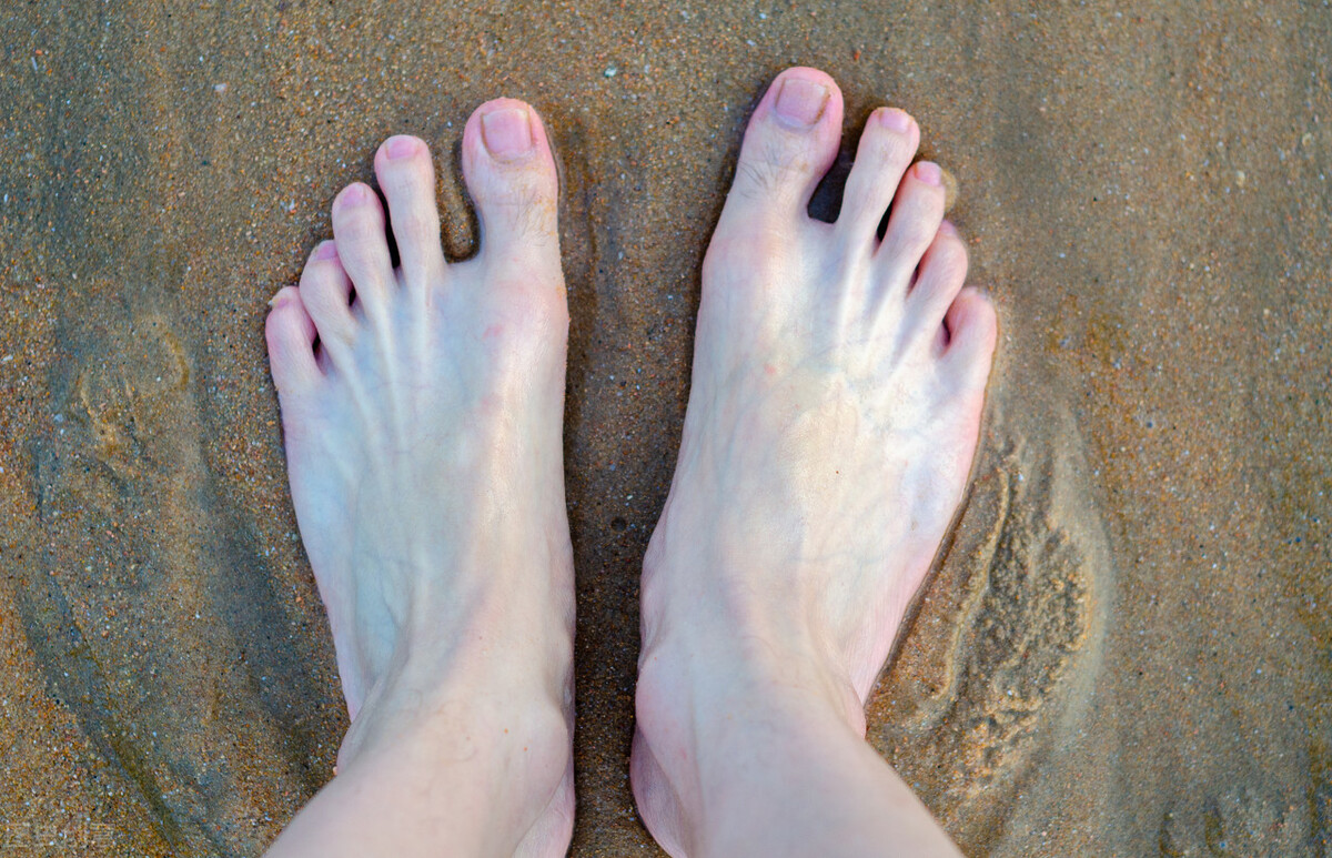 脚有水泡很痒怎么治疗 脚部湿疹与脚气区别图