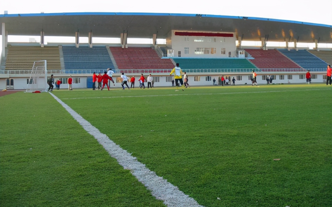 新学期开学后，武汉各大院校现天价学费，学生表示：快上不起学了