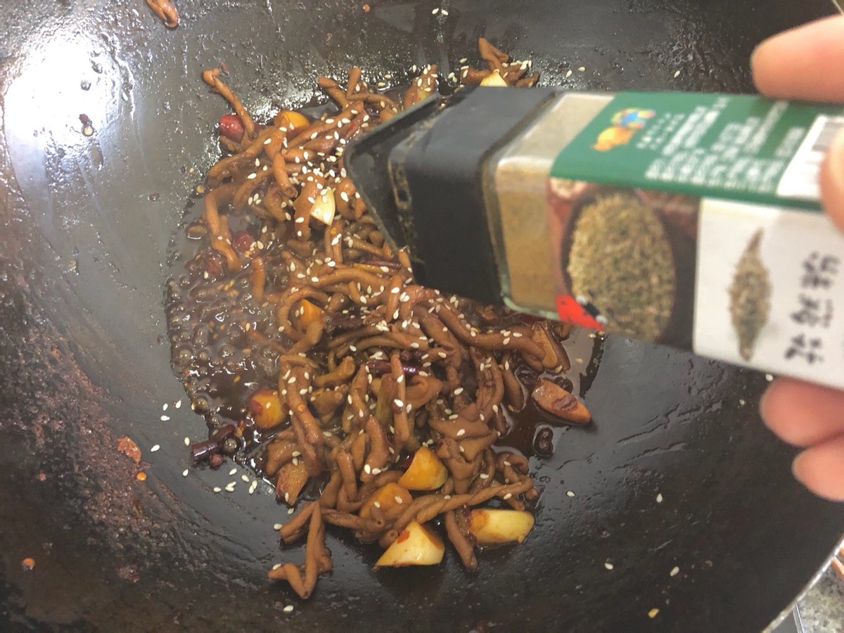 自制麻辣鸭肠，麻辣鲜香，干净卫生，比外面买的还好吃