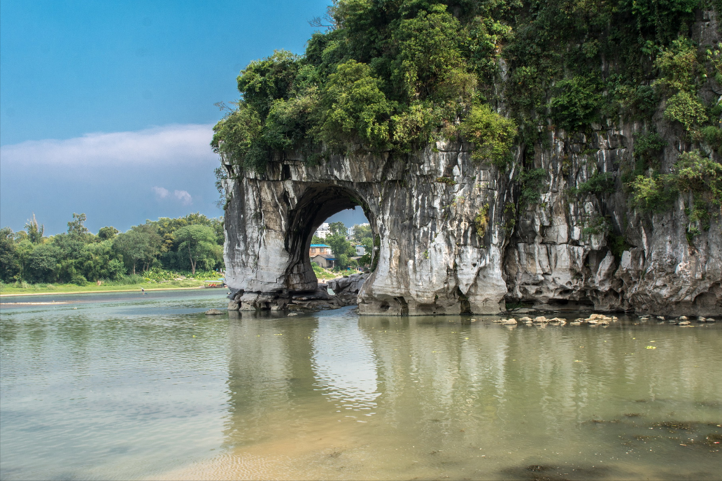 广西有个岩溶山水游览区，是世界上规模最大、风景最美，不要门票