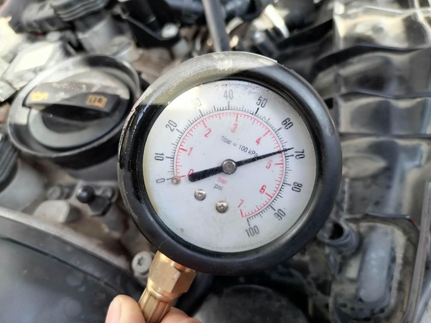 维修奥迪888发动机混合气过稀、油泵压力过低启动困难